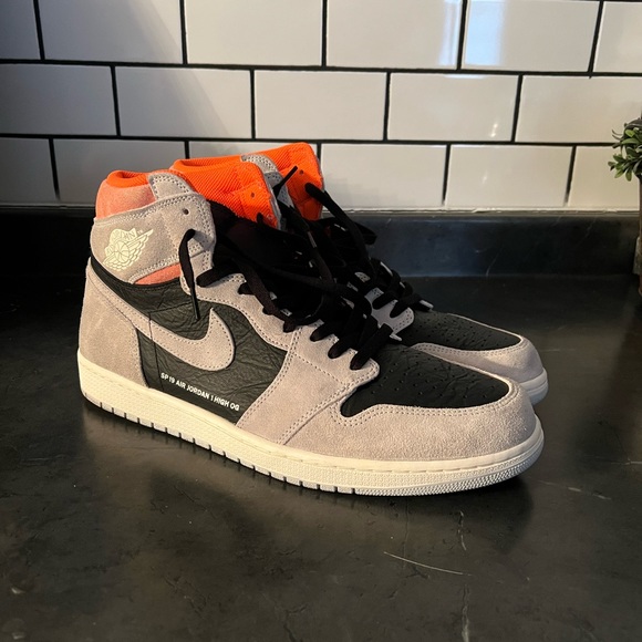 Jordan 1 Retro High “Neutral Grey Hyper Crimson” - Picture 2 of 8